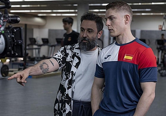 Aritz Moreno da instrucciones a Patrick Criado, que interpreta a Jesús del Moral.