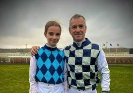Adriana Lopera y su aita José Carlos, vestidos de amazona y jockey.