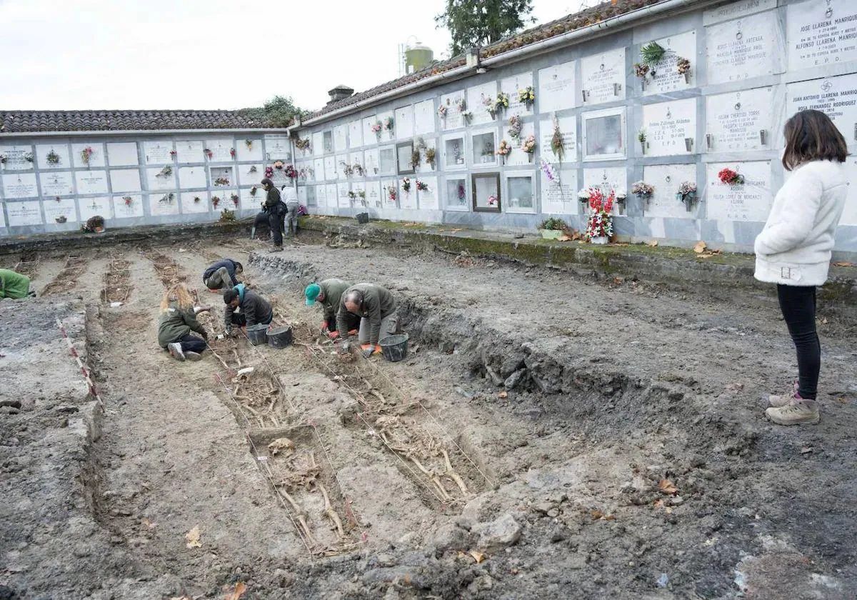 Trabajos de exhumación en el cementerio de Orduña.
