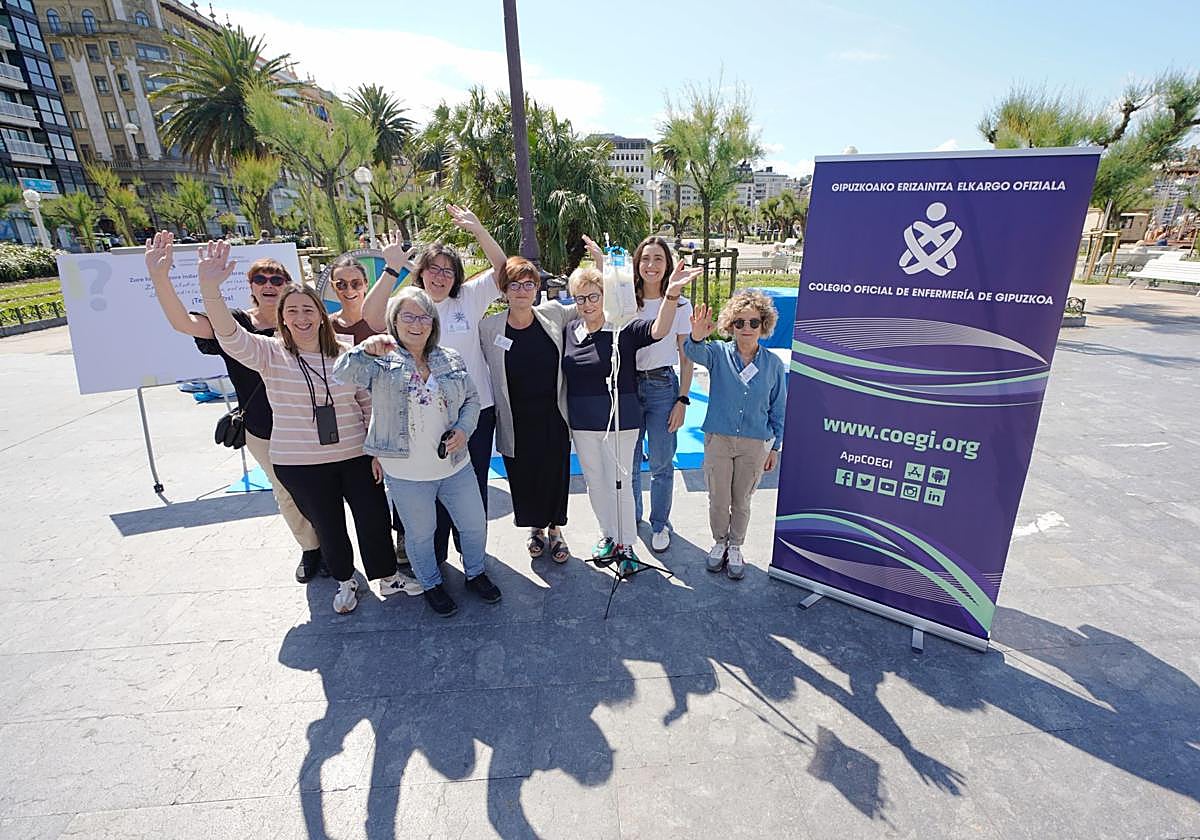 Stand informativo que las enfermeras guipuzcoanas montaron ayer en Donostia.