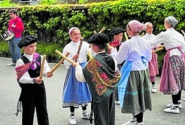 Niños y niñas de ocho grupos de baile realizaron un vistoso recorrido desde la plaza de las Estaciones hasta Eitzaga durante la mañana del domingo.
