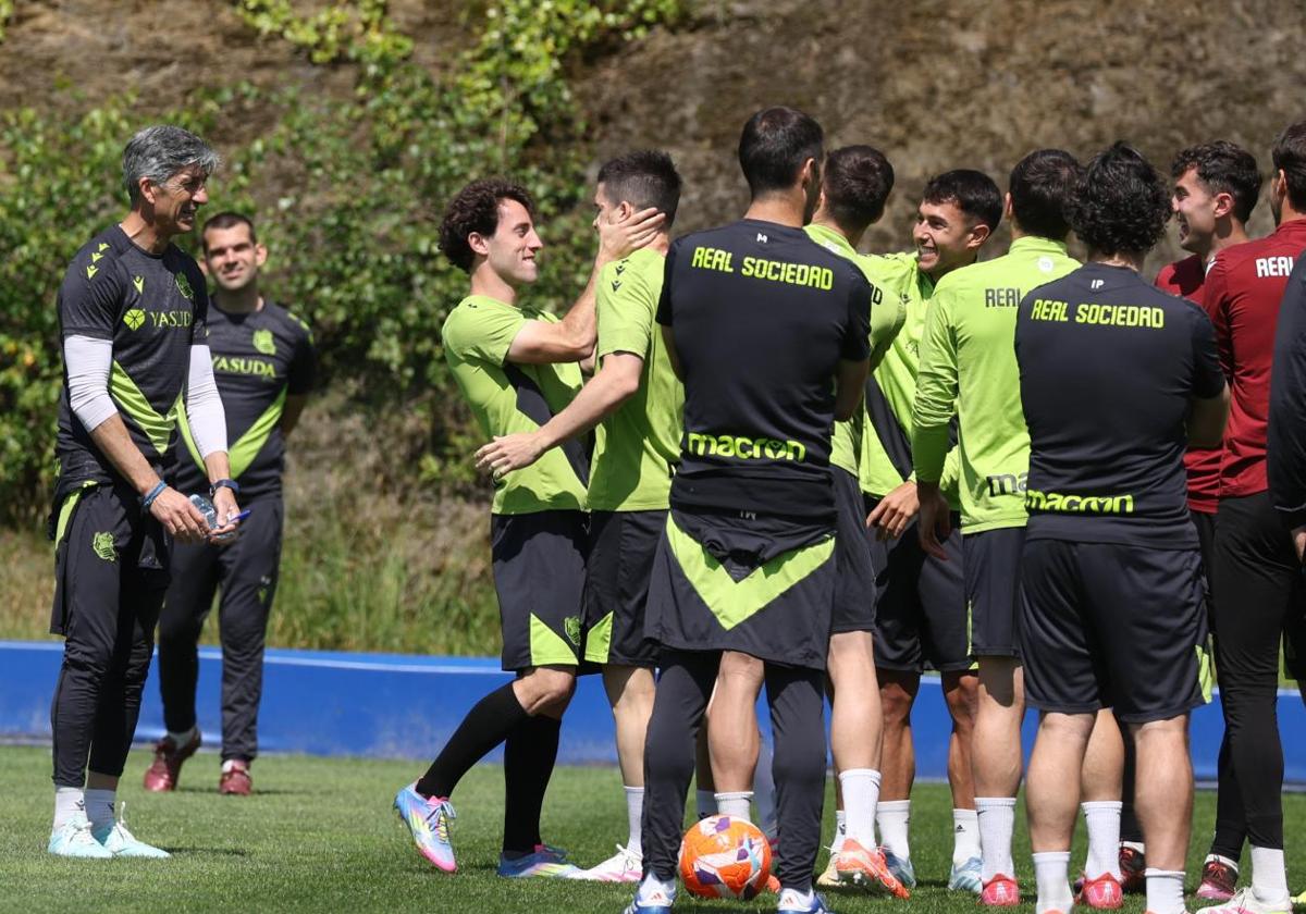 Odriozola abraza a Zubeldia tras hacer el azkoitiarra el pasillo en Zubieta este lunes