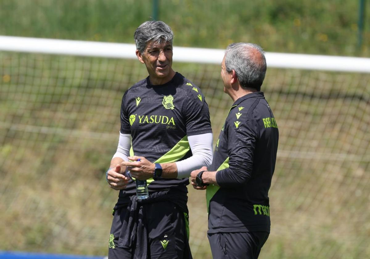 Imanol charla con el coach Carrascosa durante el entrenamiento de este lunes
