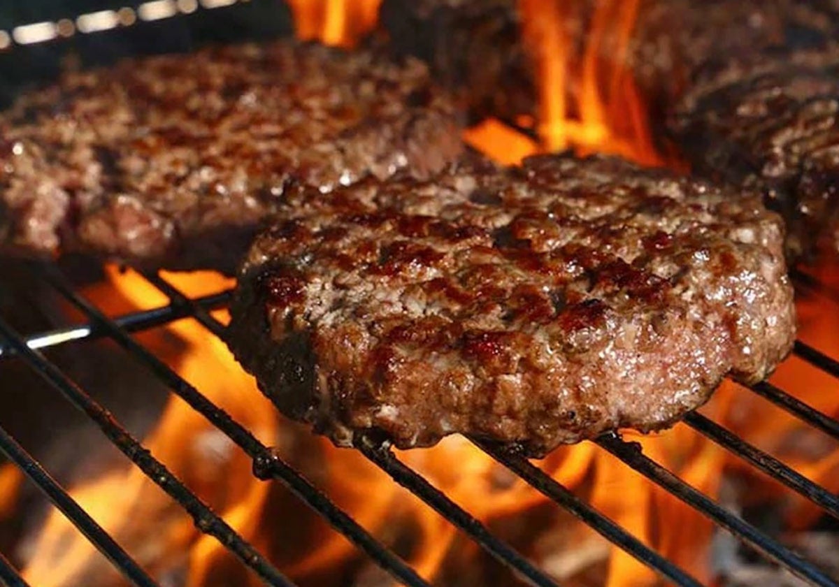 ¿Cómo cocinar la hamburguesa en una sartén como un profesional?