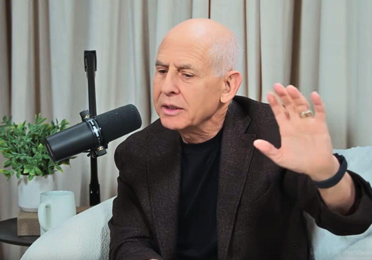 Daniel Amen durante una entrevista sobre la salud cerebral.