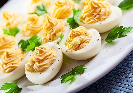 Cambia la mayonesa por este ingrediente para unos huevos rellenos con cuatro veces menos grasa