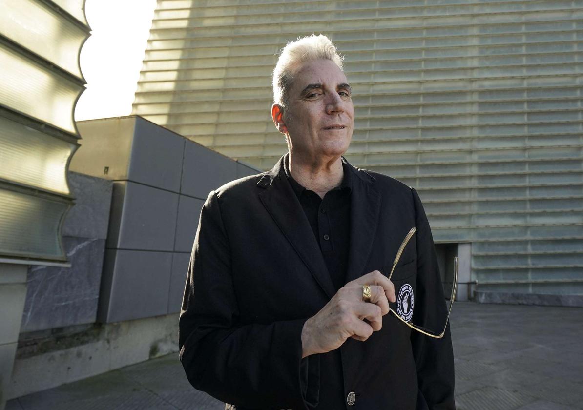 Loquillo posa ante el Kursaal donostiarra.