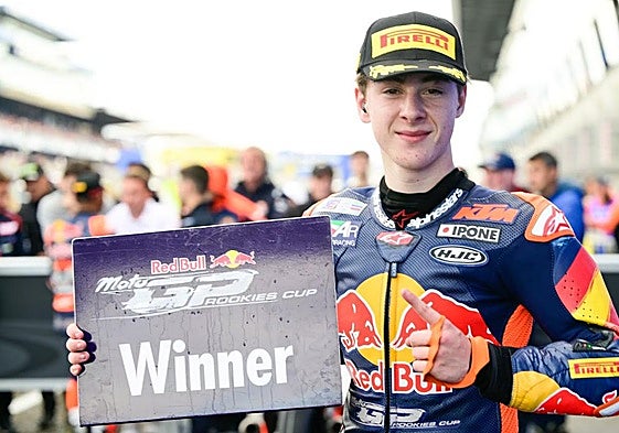 El andoaindarra Beñat Fernández con el cartel de ganador de la carrera del domingo de la Red Bull Rookies Cup en Le Mans.
