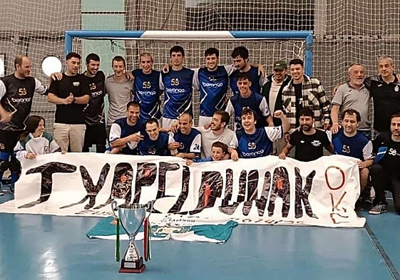 Los jugadores del primer equipo de fútbol sala de Oiartzun posan con su trofeo.