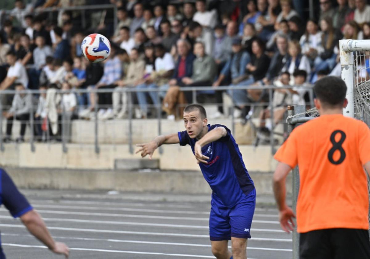 El Preferente de fútbol del Euskalduna tiene más cerca el sueño del ascenso tras empatar ante Sanpedrotarra