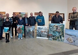 Los ganadores del concurso y miembros del jurado, con las obras ganadoras.