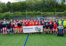 Sobre el césped beasaindarra de Igartza posado conjunto de los equipos y técnicos por Euskaraldia.