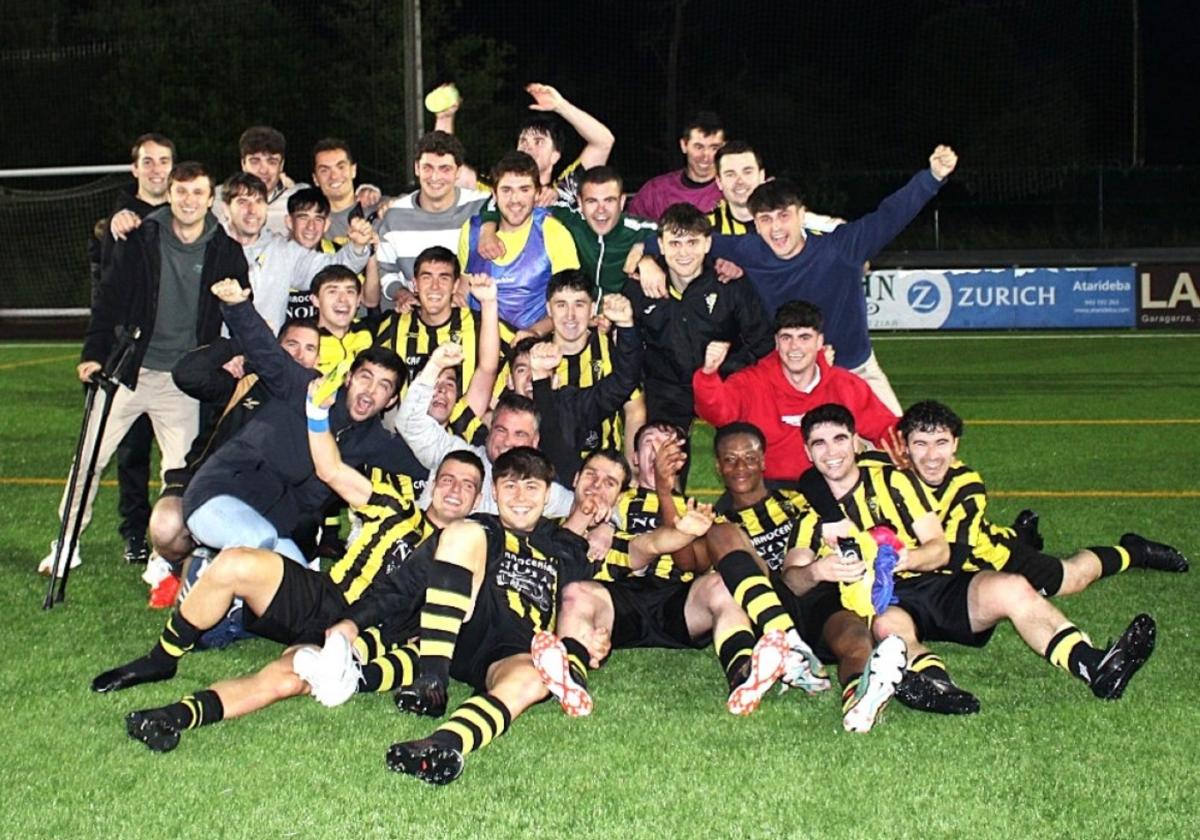 Los jugadores del Amaikak Bat celebran el ascenso de categoría sobre el césped de Errotazar.