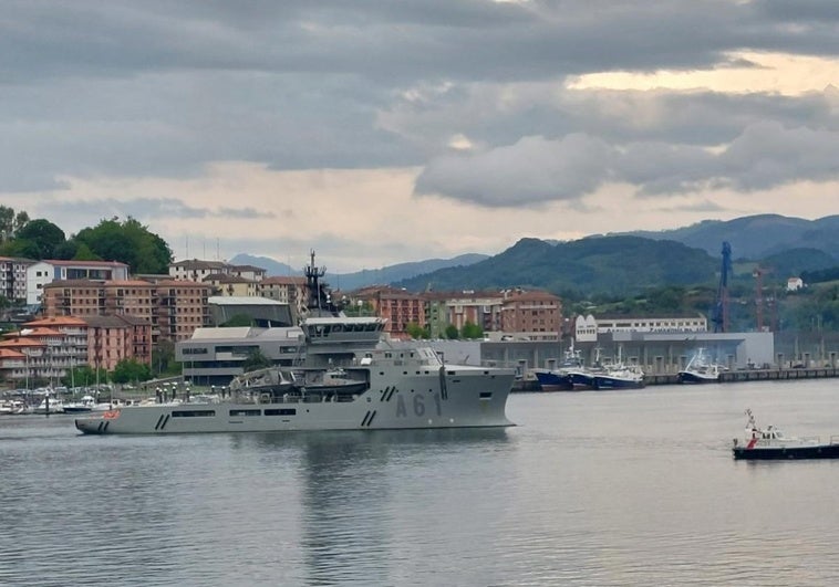 El buque 'Carnota' irrumpiendo la tarde del domingo en las aguas de la bahía precedido de la embarcación piloto.