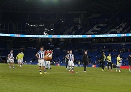 Los jugadores aplauden a una Grada Zabaleta vacía.