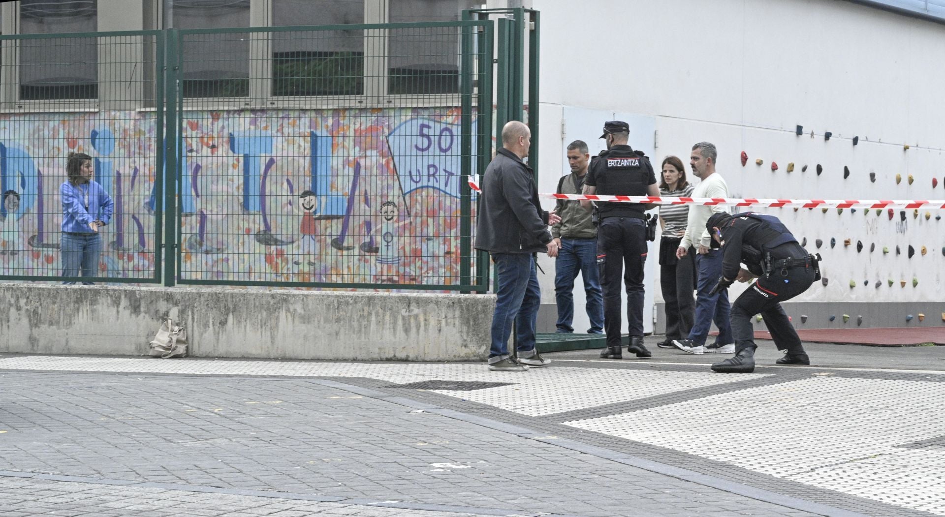 Entrada de la ikastola donde se desprendió el portón, atrapando a los dos menores.