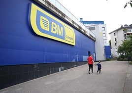 Exterior de un supermercado BM situado en el barrio donostiarra de Aiete