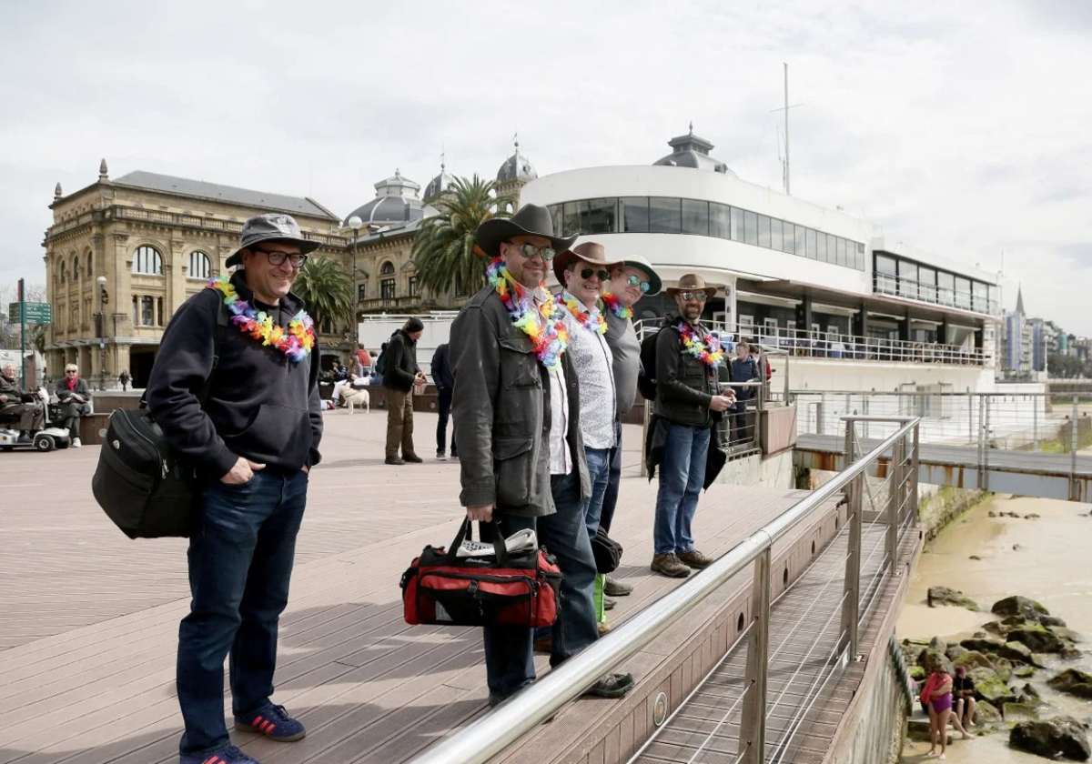 Imagen de archivo de un grupo de turistas extranjeros se asoma a la terraza del Náutico