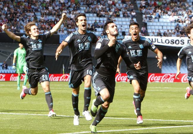 Juanmi celebra el gol del empate en Vigo que valió para clasificarse para la Europa League en el último partido de la campaña 2016/17. Le acompañan Bautista, Prieto, Yuri y Odriozola