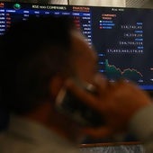 Un inversor al teléfono en una frenética jornada bursátil.