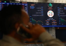 Un inversor al teléfono en una frenética jornada bursátil.