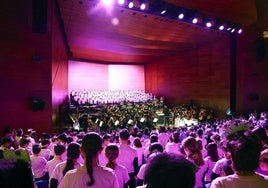 El coro infantil se repartió entre el escenario y el patio de butacas.