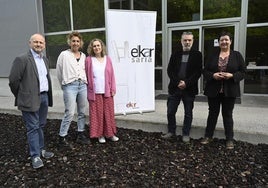 Joanmari Larrarte eta Zenbat Gara elkarteko eta Kanaldude telebistako kideak, agerraldian.