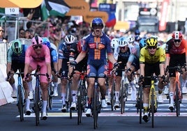 Van Uden celebra su victoria en el sprint de Lecce por delante de Kooij, con Pedersen, de rosa, cuarto.
