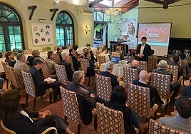 El consejero Irujo, en un momento de su intervención ante los representantes locales.