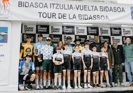 Podio final de la 'LI Bidasoa Itzulia-Gran Premio El Diario Vasco', con integrantes de la escuela del club Ciclista Irunés.