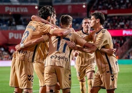 Los jugadores celebrando el tanto inaugural del encuentro en la victoria por 0-2 ante el Granada en el Nuevo Los Cármenes.
