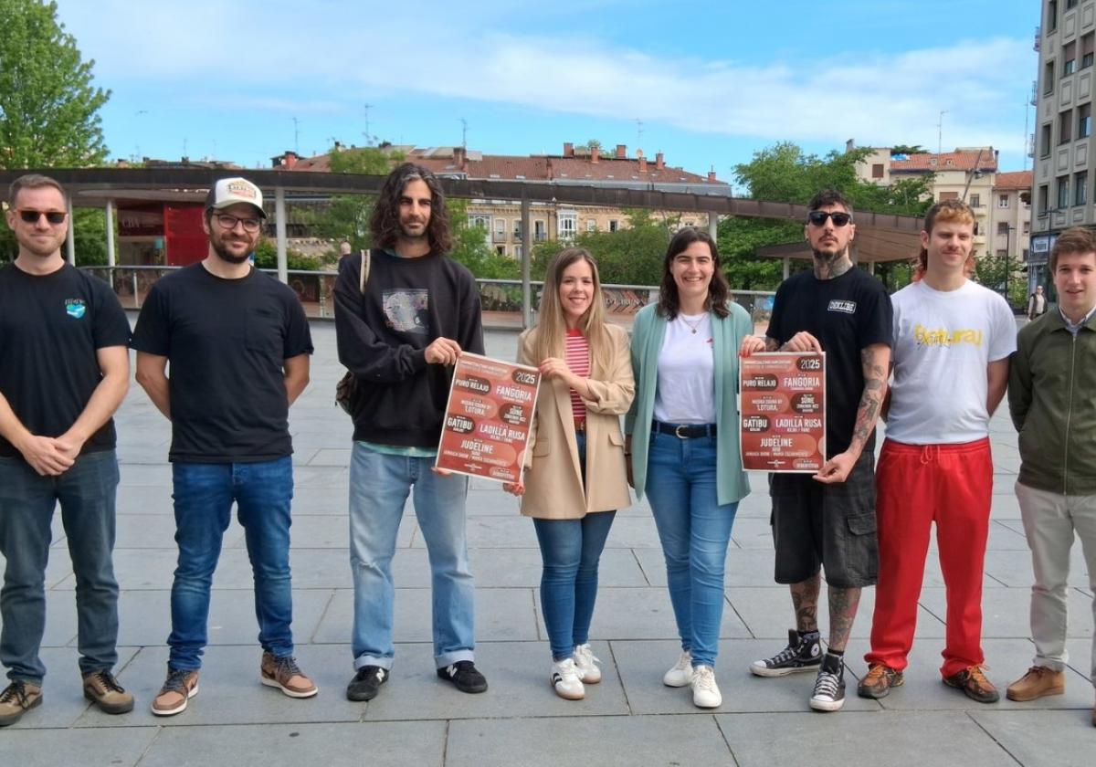 Las delegadas de Juventud y de Cultura, acompañadas por integrantes de las bandas y de los sellos que participan en los conciertos.