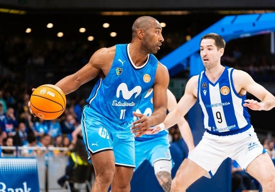 Duelo. Mikel Motos defiende a Jayson Granger en el último enfrentamiento disputado esta temporada en Madrid.