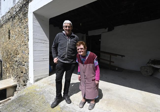 Patxi y Rosario Mujika, ayer en el caserío Astigarreta.