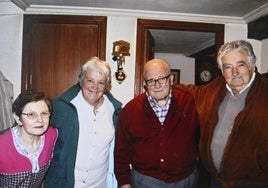 Rosario Mujika y Pedro Mari Alustiza, con Lucía Topolanski y Pepe Mujica, a la derecha, hace diez años en Beasain.