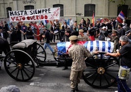 El cortejo fúnebre del expresidente uruguayo Pepe Mujica atraviesa Montevideo.
