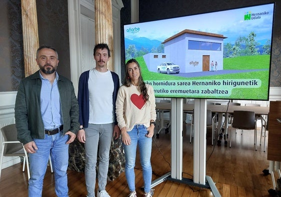 Martin Ibabe, Xabier Lertxundi y Ainara Atorrasagasti en la presentación de las obras en el Ayuntamiento.