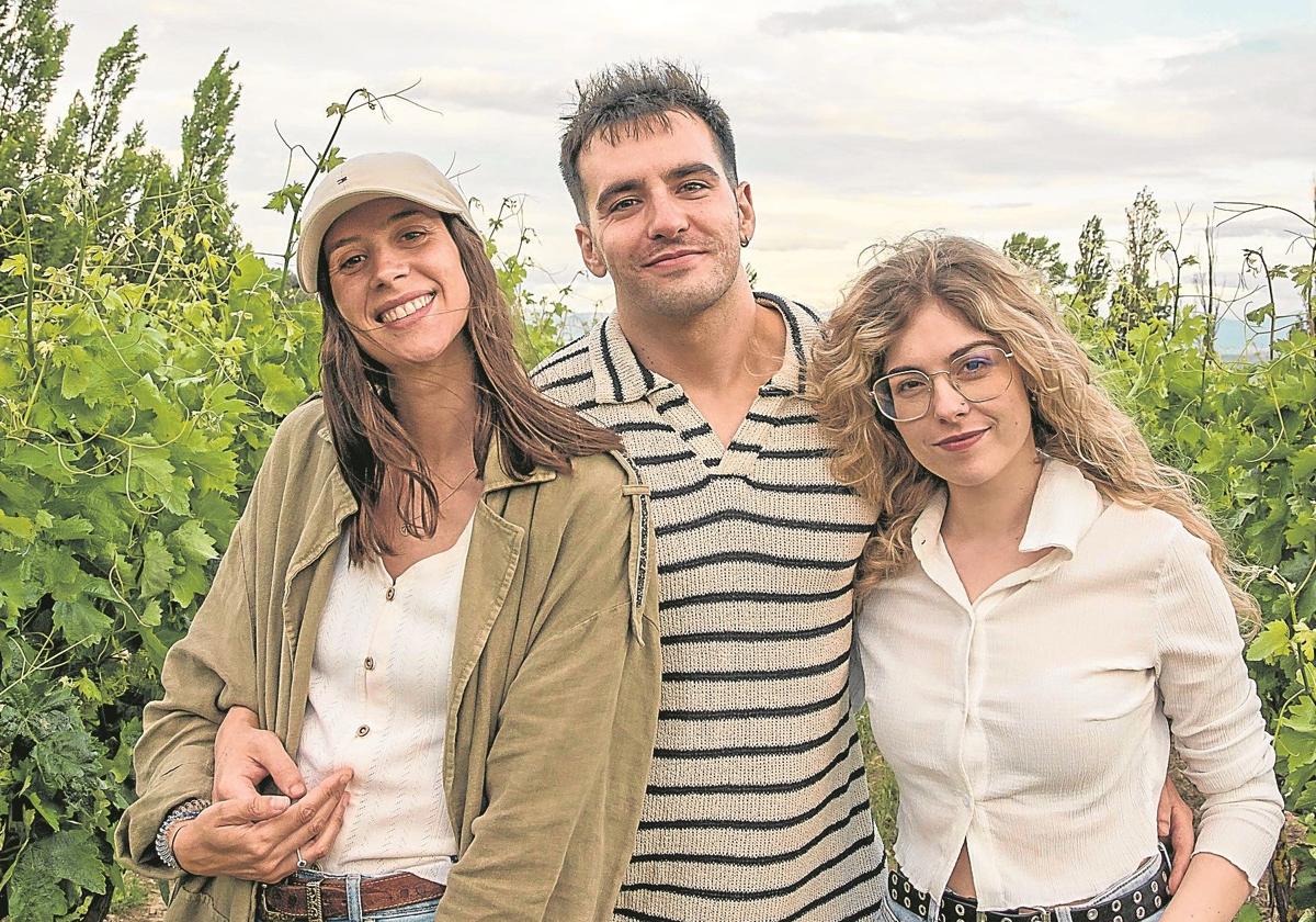 Aitana, Iván y Claudia, fotografiados en los viñedos de uno de sus clientes, Bodegas Puelles, en Ábalos, Rioja Alta.