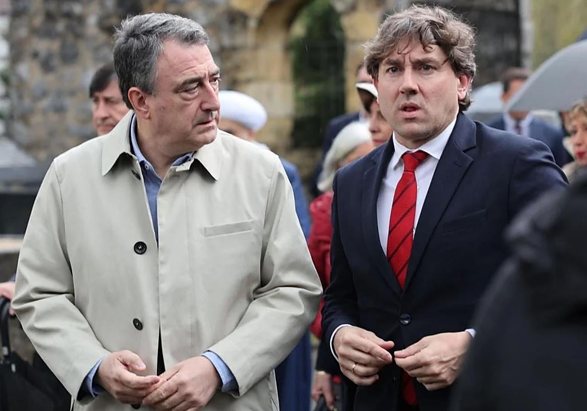 El presidente del PNV, Aitor Esteban, y el secretario general del PSE-EE, Eneko Andueza.