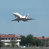 Dos vistas de las imágenes captadas este martes desde el aeropuerto de Hondarribia del Falcon 900 del ejército de aire francés.