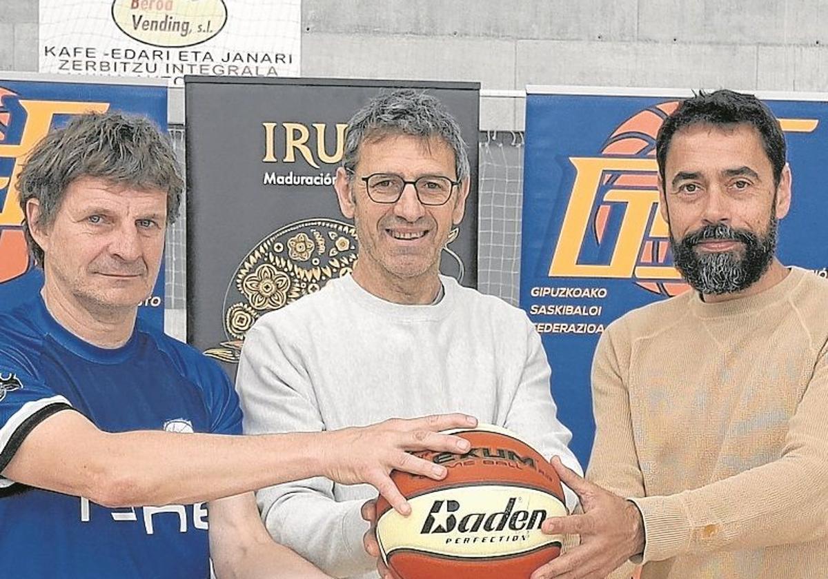 Arsuaga, Martínez de Rituerto y Txakartegi, tras la presentación de la Final de Finales en Usabal.