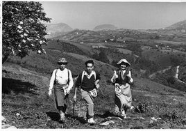 Maritxu Urreta y Fernando Vidal, junto a otra compañera de marcha, en una travesía montañera por los alrededores de Donostia en 1955.