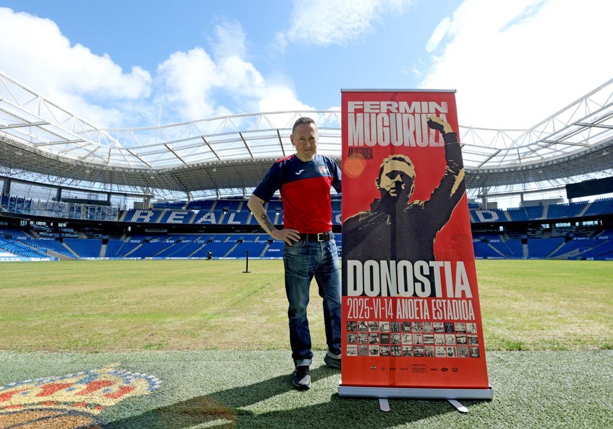 Fermin Muguruza posa sobre el césped de Anoeta el día que anunció el concierto del 14 de junio.
