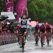 Cat Ferguson señala al cielo para dedicar su triunfo en la meta de Pamplona.