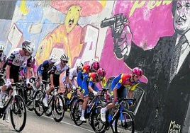 Pedersen, de rosa, conducido por sus compañeros del Lidl-Trek, ayer camino de Matera.