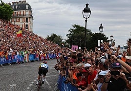 Evenepoel, entre la multitud en Montmartre en la prueba en línea de los Juegos Olímpicos de París, que ganó.