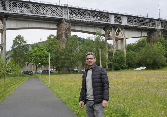 El alcalde de la localidad, Jon Enrique, posa preocupado frente al emblemático viaducto local.