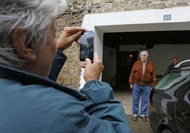 José Mujica posa para su mujer frente al caserío 'Muxika' de barrio de Astigarreta en Beasain