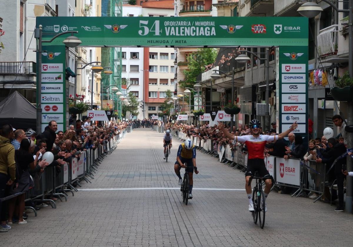 César Pérez, líder de la Copa de España, cruzó la meta en primera posición para ganar el 54 Memorial Valenciaga de Eibar.
