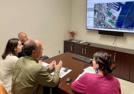 El secretario municipal, las concejalas Lekuona y Urtizberea y el alcalde Enparan, durante la reunión.
